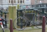 Een brug in Mokum dient uiteraard ook om je fiets te stallen
<br/>
Richard Keijzer, 2015-02-26